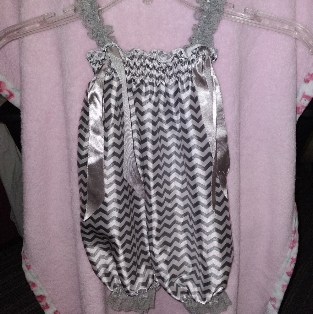Babygirls Silky chevron romper